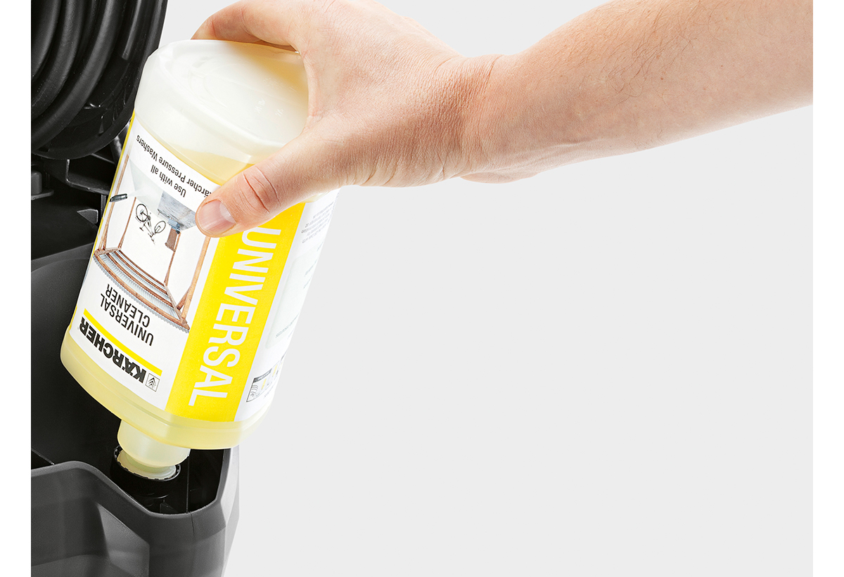 Ο χρήστης τοποθετεί το απορρυπαντικό στο μηχάνημα.